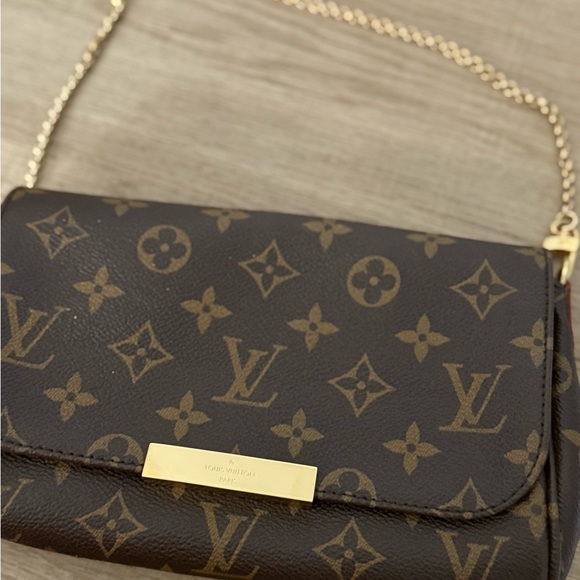 Louis Vuitton Favorite PM Crossbody - Picture 4 of 7